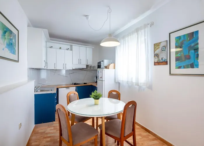 Laura On The First Floor Макарска