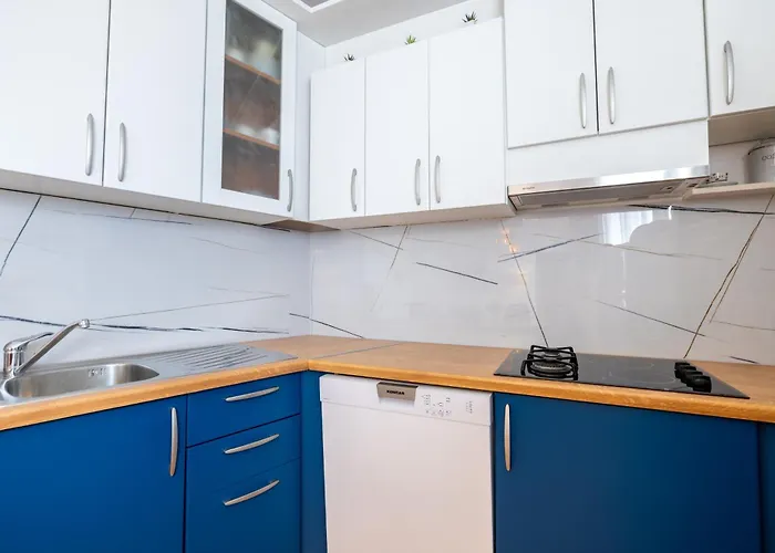 Laura On The First Floor * Макарска