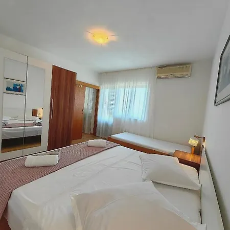 Apartment Laura Makarska - Peaceful Retreat With Heated Pool & Sea View Apartman