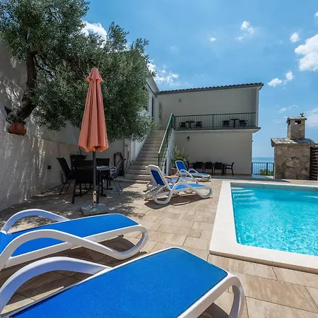 Apartman Apartment Laura Makarska - Peaceful Retreat With Heated Pool & Sea View *