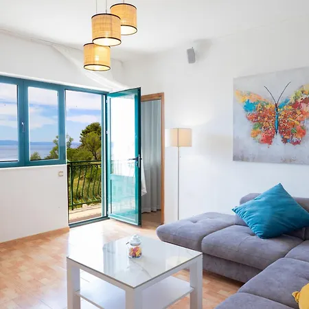 Apartment Laura Makarska - Peaceful Retreat With Heated Pool & Sea View Apartman Makarska