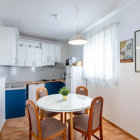 Laura On The First Floor Makarska