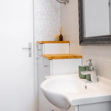 Apartman Apartment Laura Makarska - Peaceful Retreat With Heated Pool & Sea View