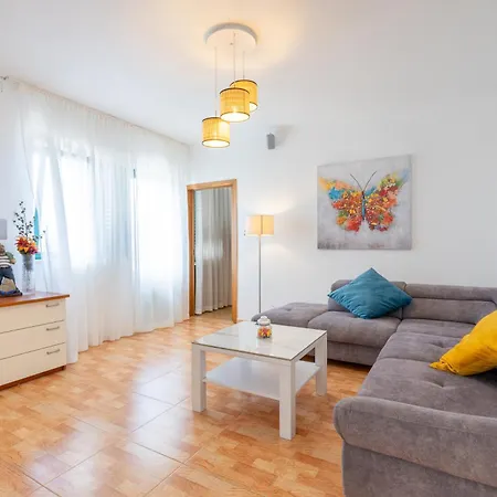 Apartman Apartment Laura Makarska - Peaceful Retreat With Heated Pool & Sea View *