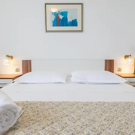 Apartment Laura Makarska - Peaceful Retreat With Heated Pool & Sea View Apartman Makarska