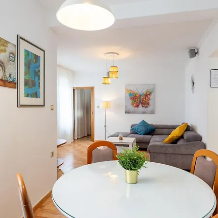Apartment Laura Makarska - Peaceful Retreat With Heated Pool & Sea View *