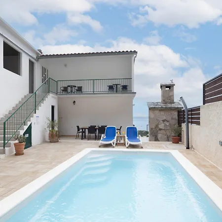 Apartment Laura Makarska - Peaceful Retreat With Heated Pool & Sea View Makarska