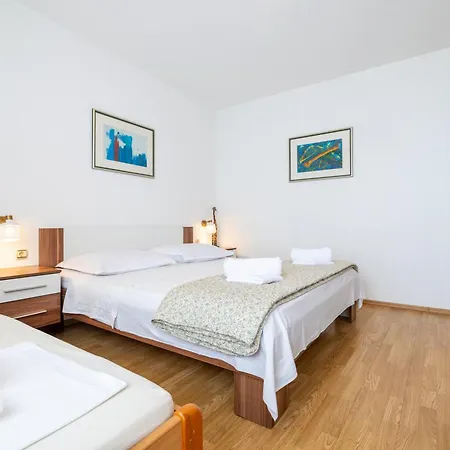 Apartment Laura Makarska - Peaceful Retreat With Heated Pool & Sea View Apartman