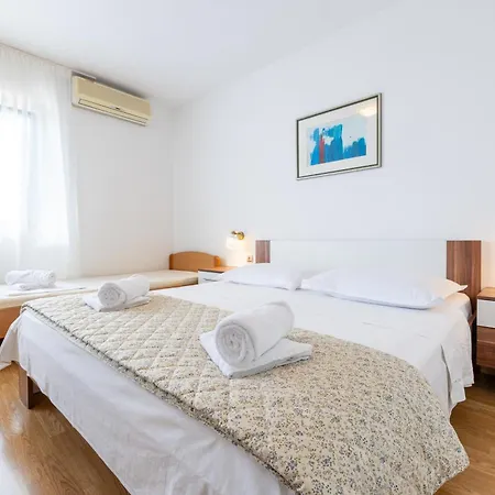 Apartman Apartment Laura Makarska - Peaceful Retreat With Heated Pool & Sea View