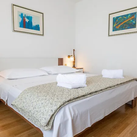 Apartment Laura Makarska - Peaceful Retreat With Heated Pool & Sea View Apartman *
