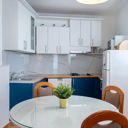 Apartman Apartment Laura Makarska - Peaceful Retreat With Heated Pool & Sea View *