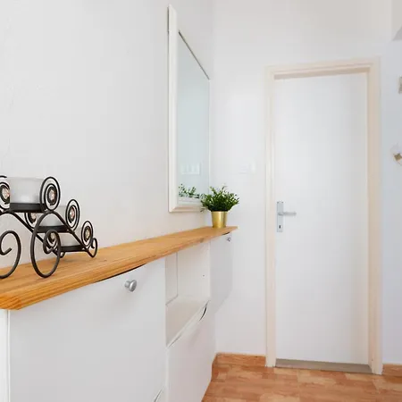 Apartman Apartment Laura Makarska - Peaceful Retreat With Heated Pool & Sea View Makarska