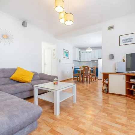 Apartment Laura Makarska - Peaceful Retreat With Heated Pool & Sea View Makarska