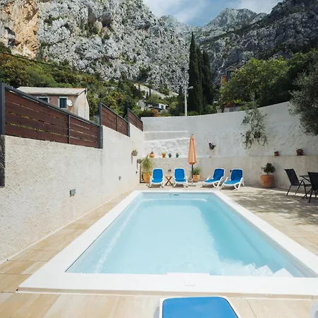 Apartment Laura Makarska - Peaceful Retreat With Heated Pool & Sea View