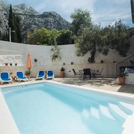 Apartment Laura Makarska - Peaceful Retreat With Heated Pool & Sea View Apartman