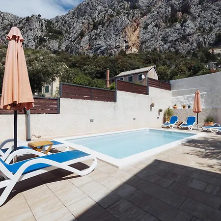 Laura - Peaceful Retreat With Pool & Sea View