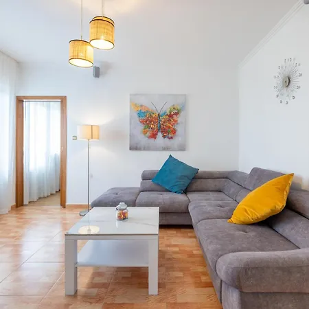 Apartment Laura Makarska - Peaceful Retreat With Heated Pool & Sea View Apartman Makarska