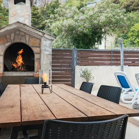 Laura On The First Floor Makarska