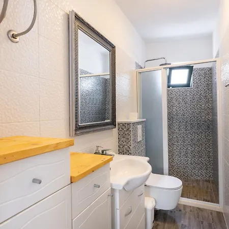 Laura On The First Floor * Makarska