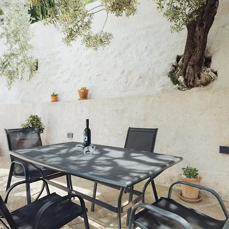 Apartman Apartment Laura Makarska - Peaceful Retreat With Heated Pool & Sea View
