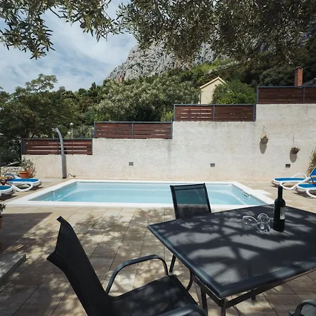 Apartman Laura - Peaceful Retreat With Pool & Sea View Makarska