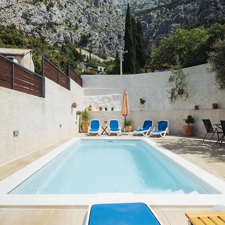 Apartment Laura Makarska - Peaceful Retreat With Heated Pool & Sea View *