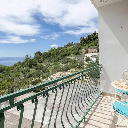Laura - Peaceful Retreat With Pool & Sea View Makarska