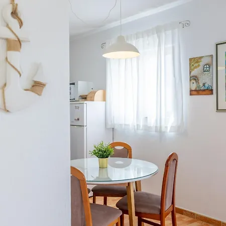 Apartman Apartment Laura Makarska - Peaceful Retreat With Heated Pool & Sea View *