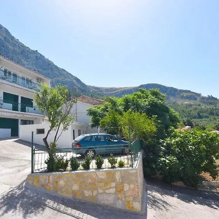 Apartment Laura Makarska - Peaceful Retreat With Heated Pool & Sea View * Makarska