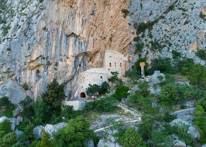Laura On The First Floor Makarska
