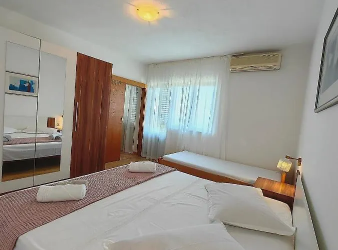 Laura On The First Floor Apartman