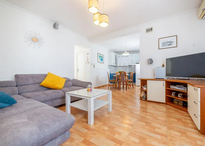 Laura On The First Floor Makarska