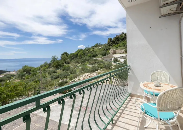 Laura On The First Floor Makarska