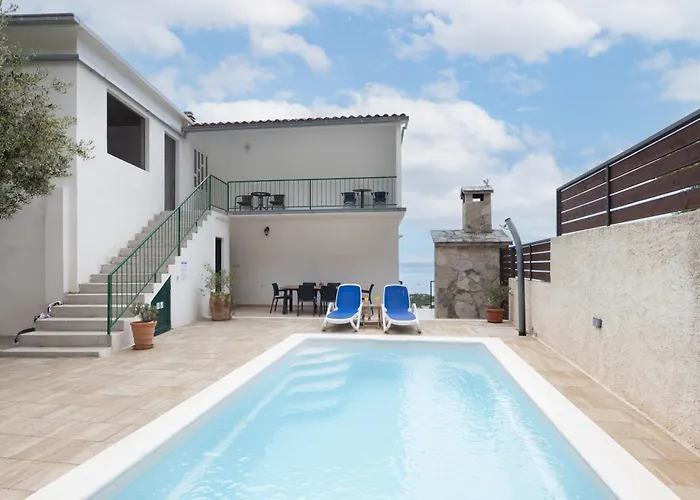 Laura On The First Floor 马卡尔斯卡